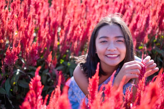 Jeune fille dans une belle ferme fleurie