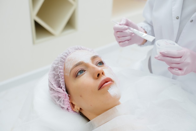 Une jeune fille dans un bureau de cosmétologie subit des procédures de rajeunissement de la peau du visage. Cosmétologie.