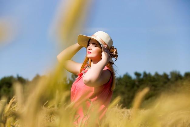 Jeune fille dans un champ de seigle