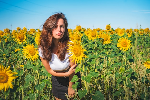 Jeune fille dans un champ de tournesols