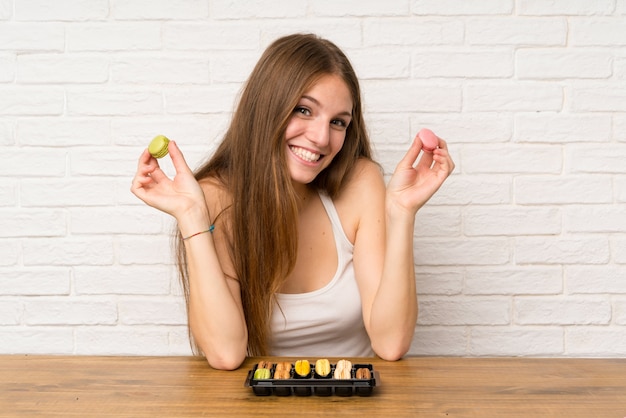 Jeune fille dans une cuisine avec des macarons