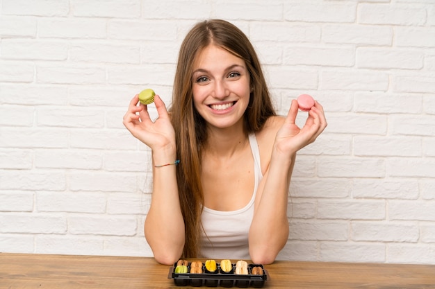 Jeune fille dans une cuisine avec des macarons