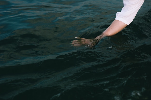 jeune fille dans l&#39;eau