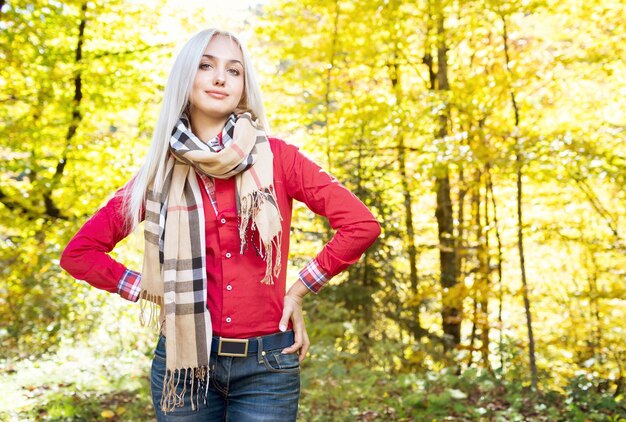 Jeune fille dans la forêt d'automne