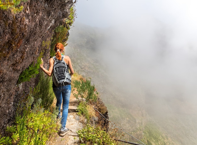 Jeune fille dans les montagnes