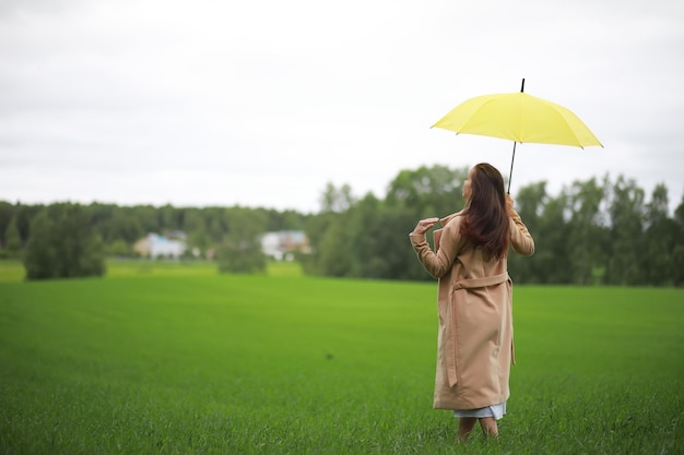 Jeune fille dans un parc verdoyant