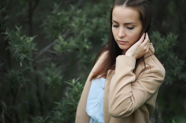 Jeune fille dans un parc verdoyant