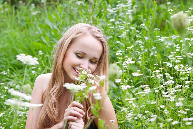 jeune fille dans un pré avec des marguerites