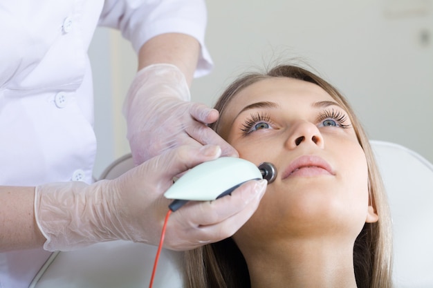 Une jeune fille dans un salon de beauté