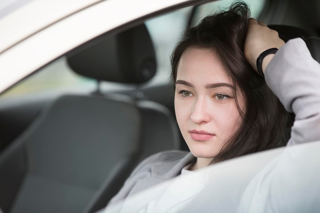 Jeune fille dans la voiture Belle femme au volant