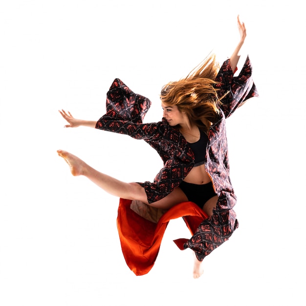 Photo jeune fille danse avec kimono sautant