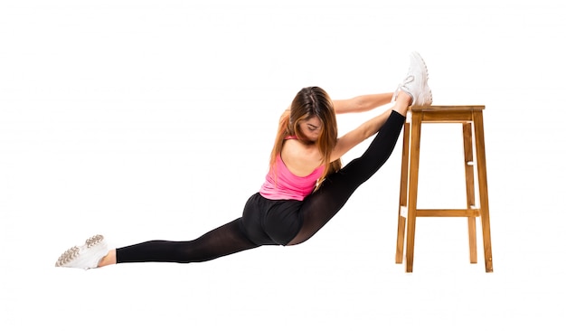 Jeune fille danse qui s&#39;étend isolé