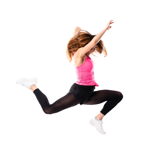 Jeune fille danse sur saut blanc isolé