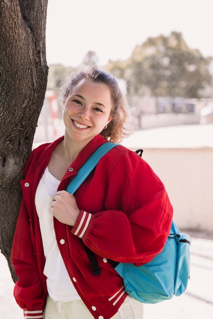 Photo jeune fille, debout, arbre, à, sac à dos