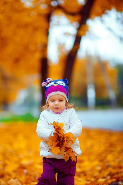 Jeune fille, debout, feuillage