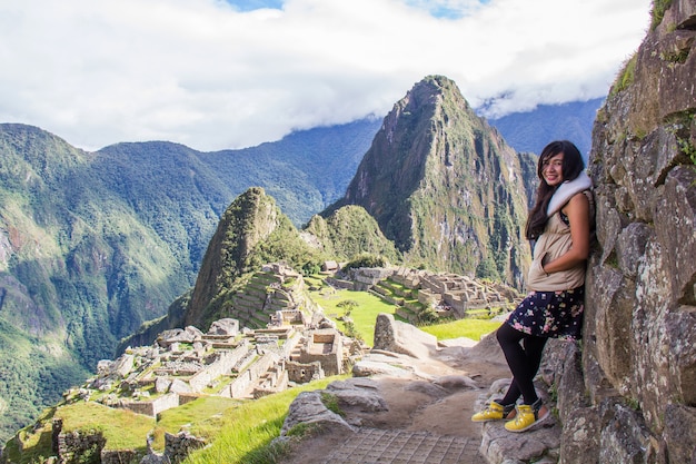 La jeune fille debout à Machupicchu sept nouvelle merveille de ce monde au Pérou.