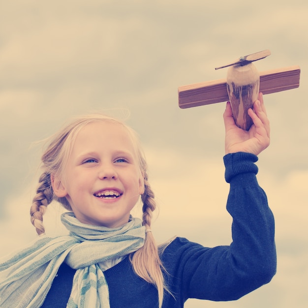 Photo jeune fille dehors sous le ciel