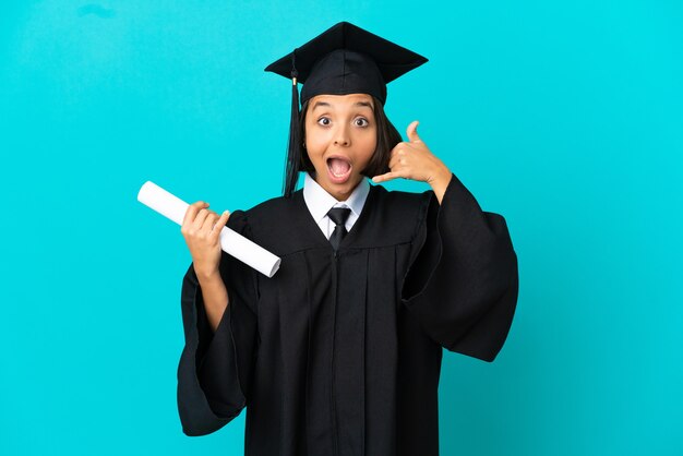 Jeune fille diplômée de l'université sur fond bleu isolé faisant un geste téléphonique et doutant