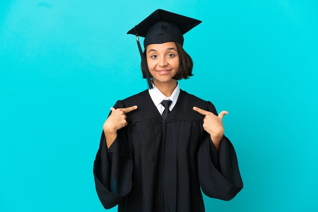 Jeune fille diplômée de l'université sur fond bleu isolé fier et satisfait de lui-même