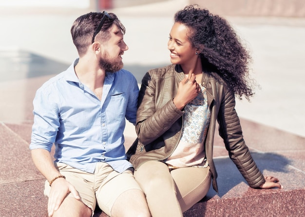 Photo jeune fille du moyen-orient regardant son petit ami européen comme concept d'amitié et de convivialité de la diversité