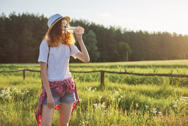 Jeune fille, eau potable, depuis, a, bouteille