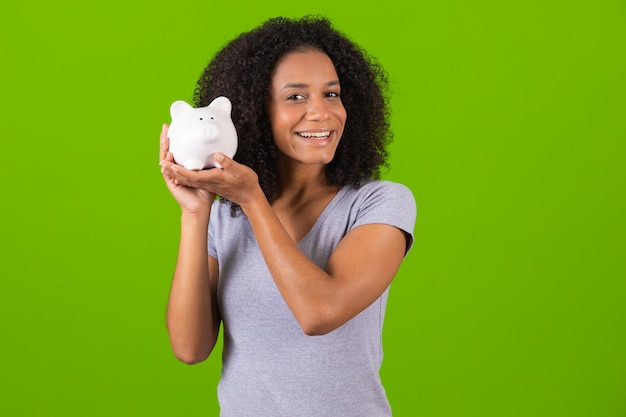 Jeune fille économiser de l'argent dans une tirelire argent finance assurance et concept de personnes