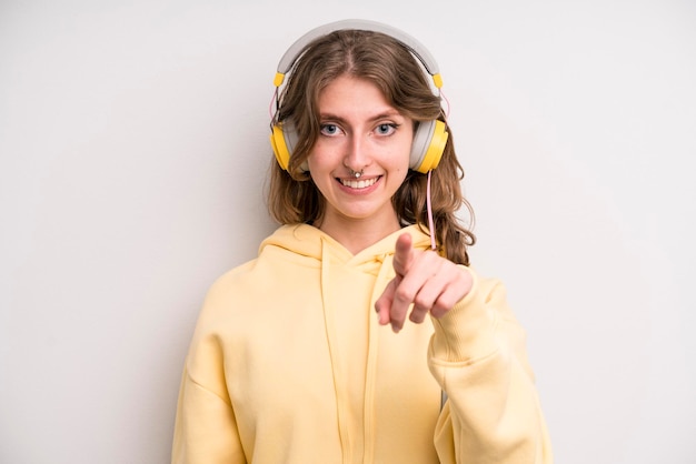 Jeune fille écoutant de la musique avec ses écouteurs