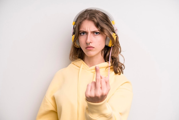 Jeune fille écoutant de la musique avec ses écouteurs