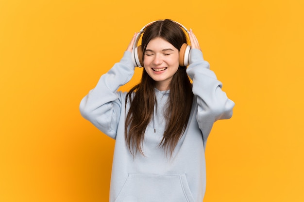 Jeune fille écoutant de la musique