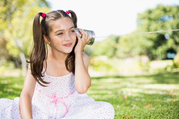 Photo jeune fille, écoute, par, boîte fer blanc, téléphone