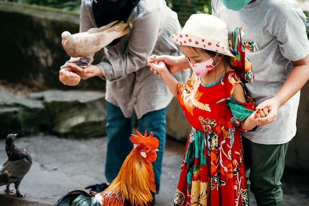 Une jeune fille effrayée par l'animal et tenue par le frère.