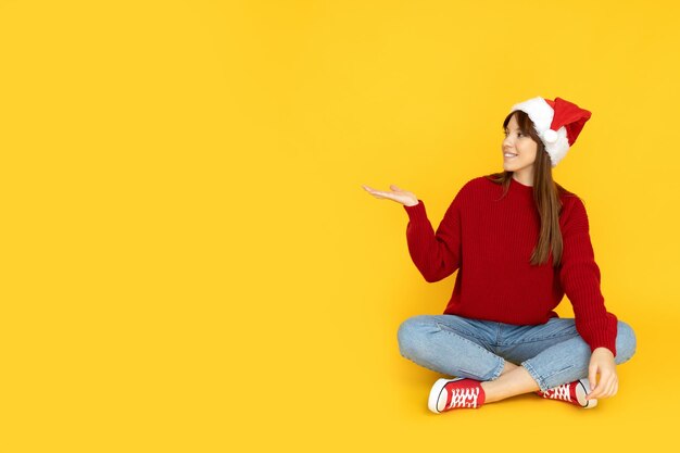 Une jeune fille élégante avec un chapeau rouge de Noël