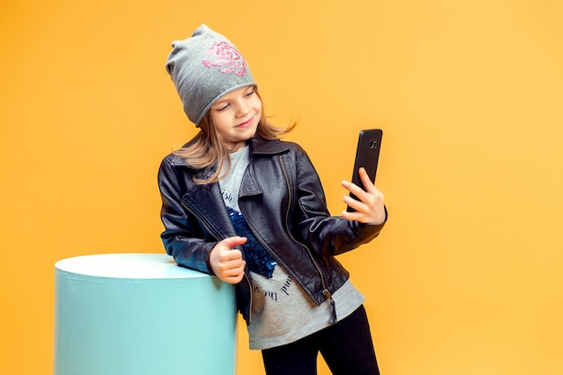 Jeune fille élégante prenant selfie