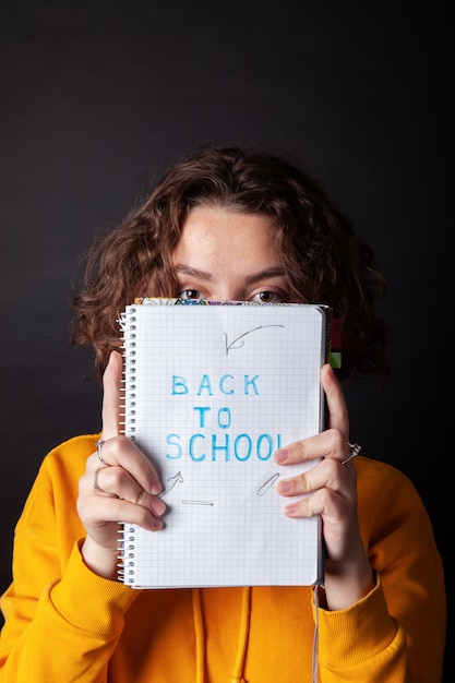 Jeune fille avec elle au journal de l&#39;école