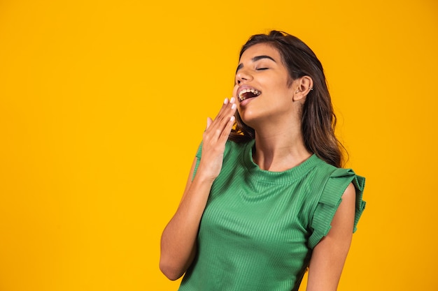 Jeune fille épuisée le bâillement