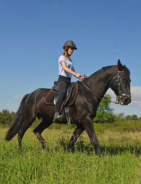 jeune fille d&#39;équitation