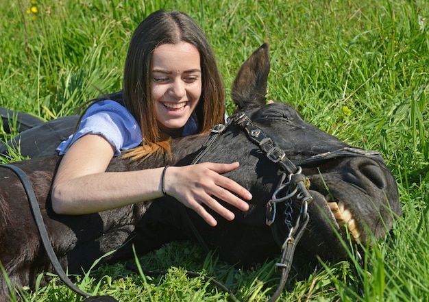 jeune fille d&#39;équitation