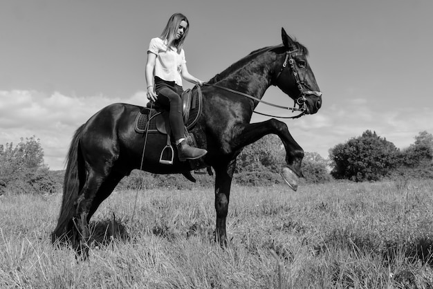 jeune fille d&#39;équitation