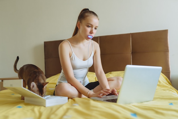 Une jeune fille est engagée dans le blanchiment des dents à domicile.