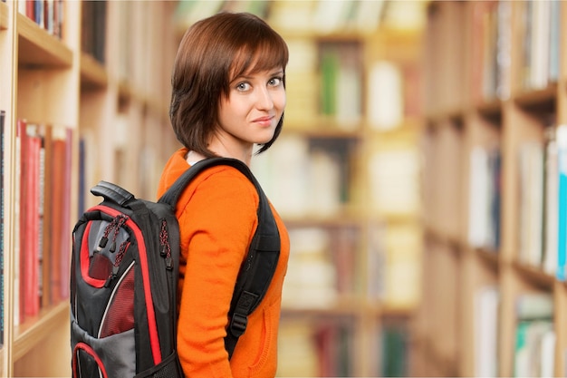 Jeune fille étudiante sur fond