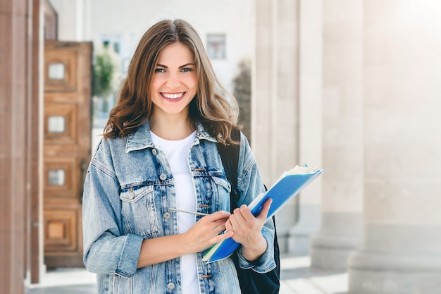 Jeune fille étudiante souriante