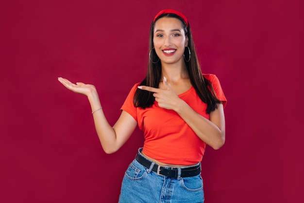 Jeune fille excitée souriant et regardant la caméra pointant t