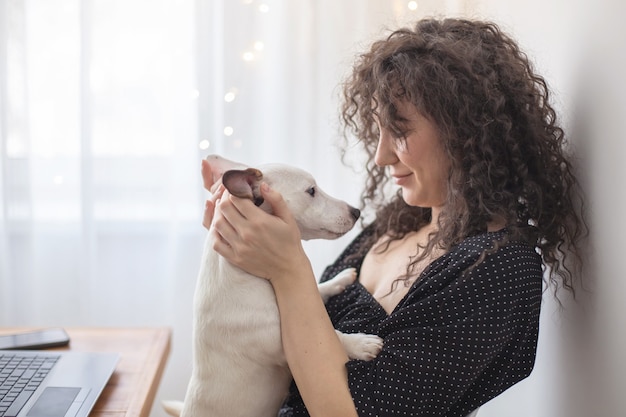 Jeune fille expressive profitant du temps à la maison