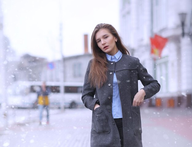 Jeune fille à l'extérieur en hiver. Fille modèle posant à l'extérieur par une journée d'hiver. Week-end festif dans la rue walking girl.