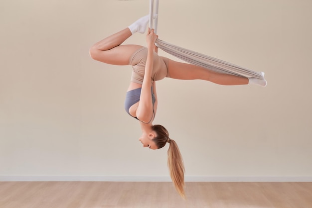 Jeune fille faire voler yoga et stretchesyoga formation voler yoga aerostretch yoga aérien hammockpilates concept de thérapie