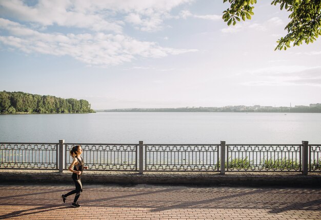 Jeune fille faisant du jogging tôt le matin