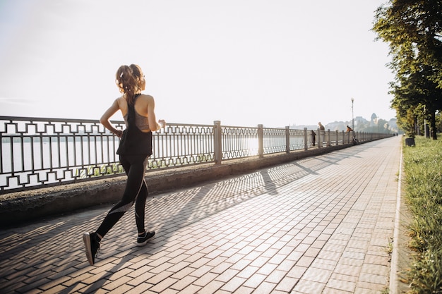 Jeune fille faisant du jogging tôt le matin