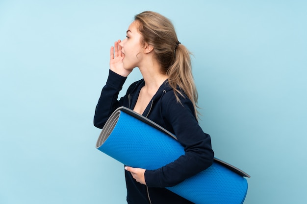 Jeune fille faisant du sport sur un mur isolé