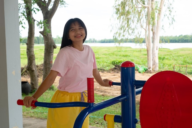 Jeune fille faisant de l'exercice avec de l'équipement coloré