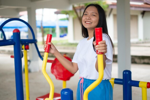 Jeune fille faisant de l'exercice avec de l'équipement coloré